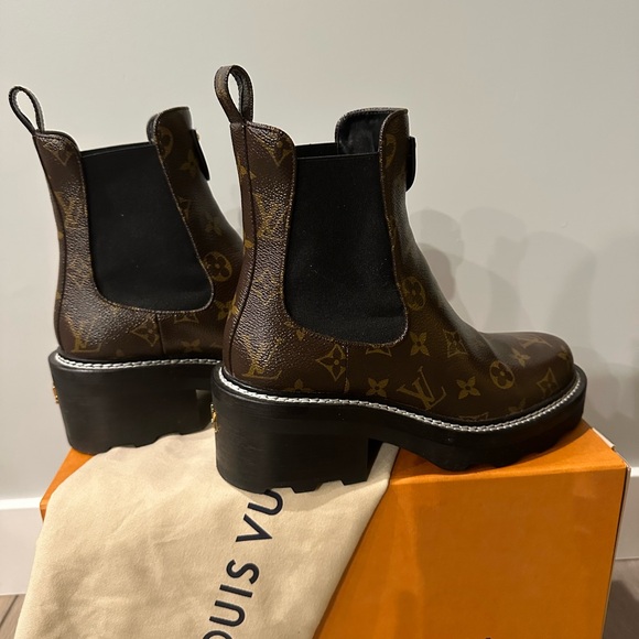 100% Authentic. The LV Beaubourg ankle boot in patent Monogram canvas - Picture 7 of 13